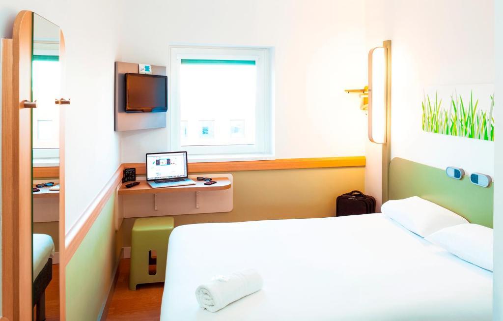 Ibis Budget Leeds Centre Crown Point Road Room photo
